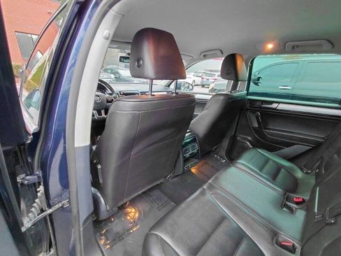 Used 2014 Volkswagen Touareg Sport image 11