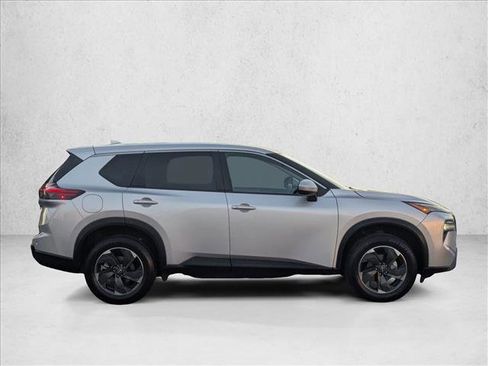 Used 2024 Nissan Rogue SV image 4