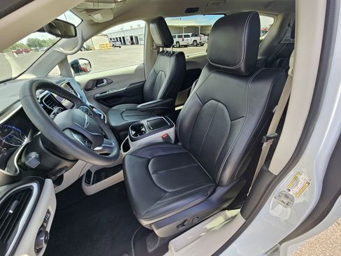 Used 2024 Chrysler Pacifica Touring-L FWD image 9