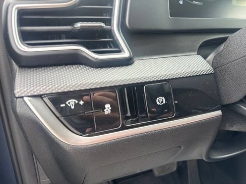 Used 2025 Kia Sportage LX FWD image 29
