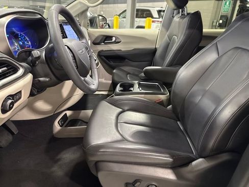 Used 2023 Chrysler Pacifica Touring-L FWD image 23