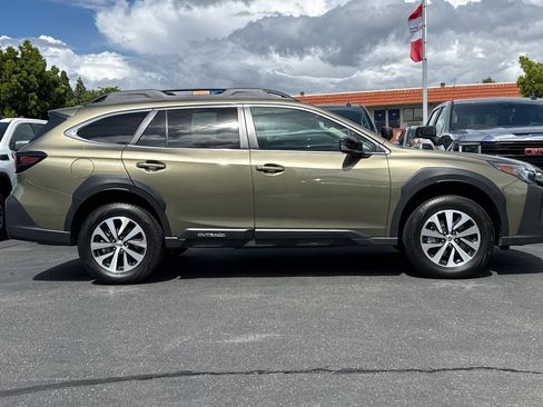 Used 2025 Subaru Outback Premium AWD/4WD image 3