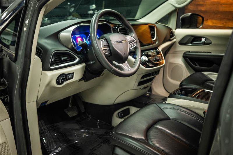 Used 2023 Chrysler Pacifica Touring-L FWD image 8