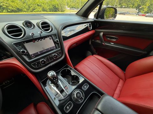Used 2018 Bentley Bentayga AWD/4WD image 29