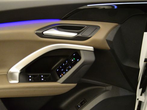 Certified 2025 Audi Q5 Premium w/ Convenience Package image 9