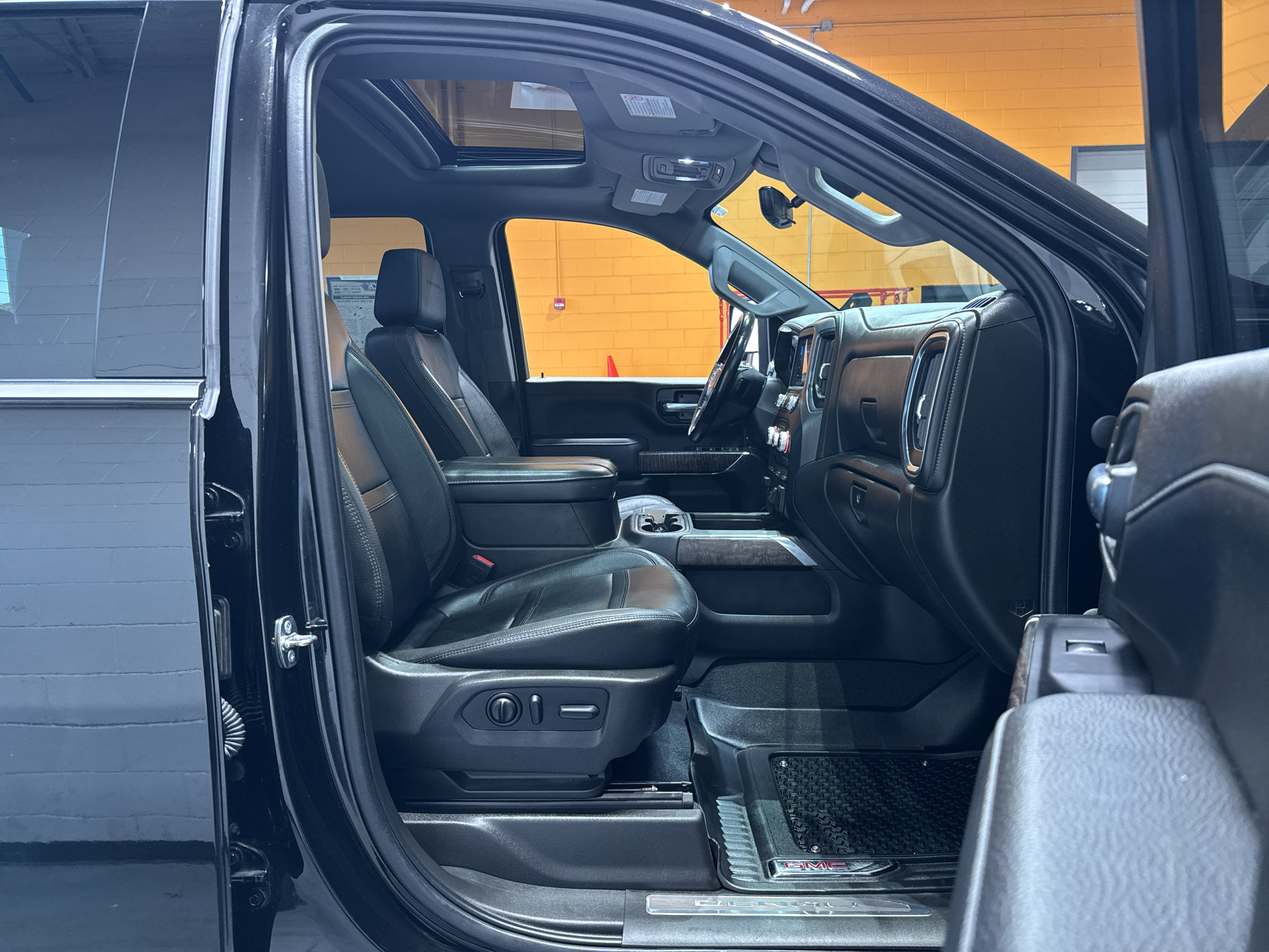 Used 2023 GMC Sierra 3500 Denali w/ Denali Black Diamond Edition AWD/4WD image 22