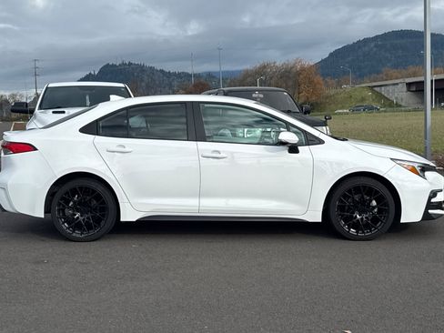 Used 2023 Toyota Corolla SE image 2