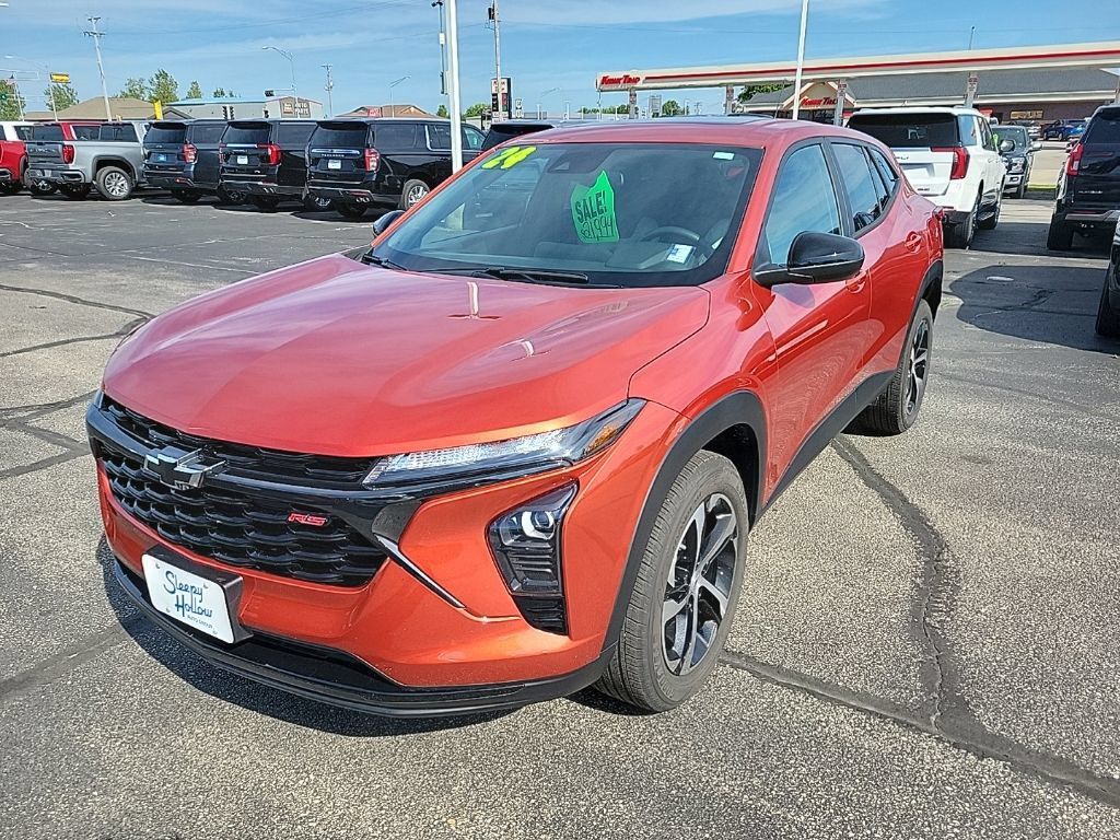 Used 2024 Chevrolet Trax RS w/ Sunroof Package FWD image 1