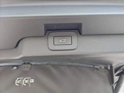 New 2024 Land Rover Discovery Dynamic SE image 8