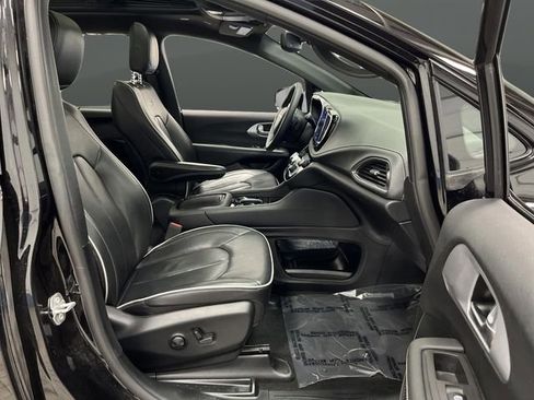 Used 2025 Chrysler Pacifica Limited image 30