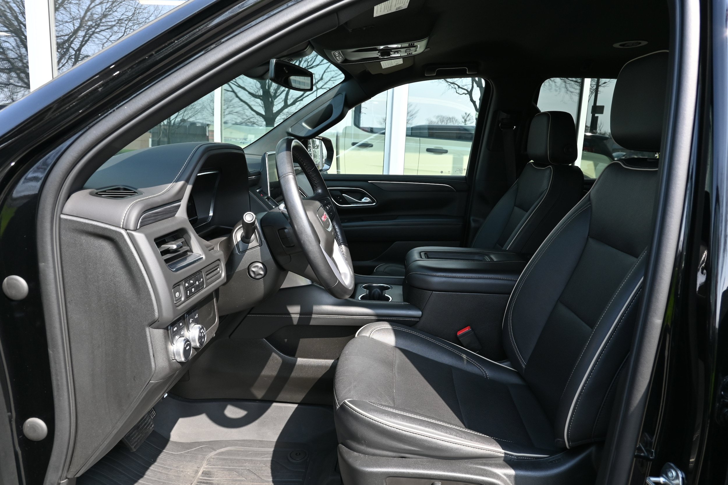 Used 2022 GMC Yukon XL SLT w/ SLT Luxury Package AWD/4WD image 5