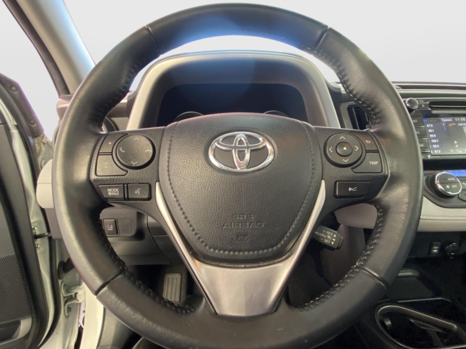 Used 2018 Toyota RAV4 XLE AWD/4WD image 25