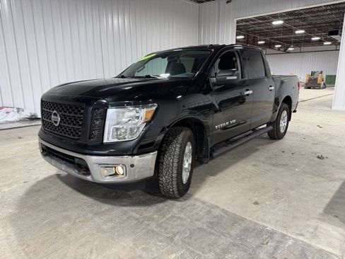 Used 2019 Nissan Titan SV image 3