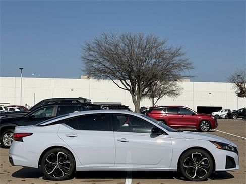Used 2024 Nissan Altima 2.5 SR image 3