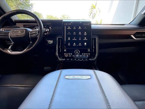 Used 2025 GMC Yukon XL Denali RWD image 6