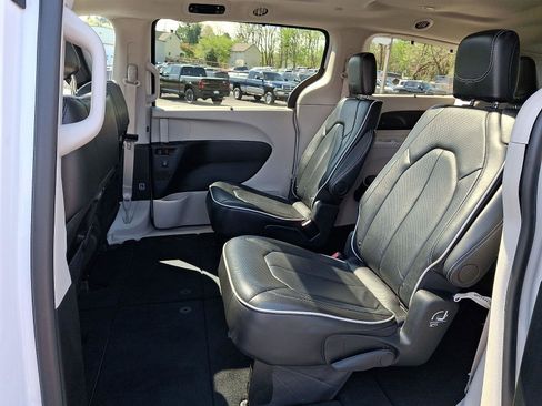Certified 2024 Chrysler Pacifica Limited FWD image 10