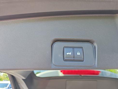 Used 2025 Nissan Rogue SV AWD/4WD image 6