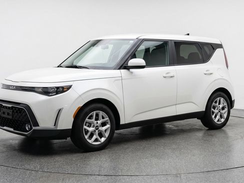 Used 2025 Kia Soul LX w/ LX Technology Package FWD image 3