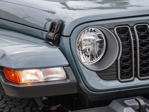 Used 2025 Jeep Gladiator Sport AWD/4WD image 4