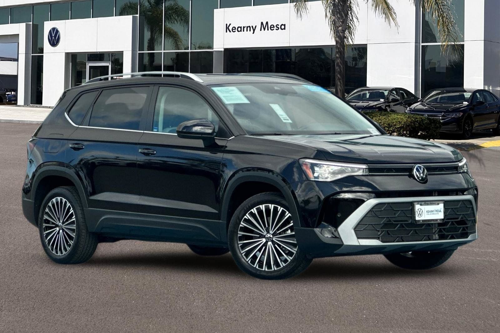 Used 2025 Volkswagen Taos SE FWD image 2