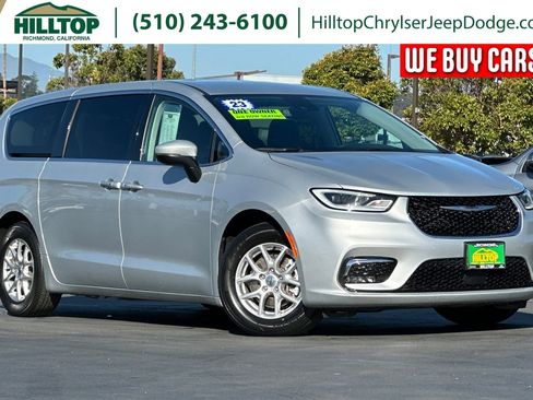 Used 2023 Chrysler Pacifica Touring-L FWD image 1
