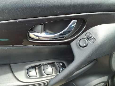 Used 2019 Nissan Rogue SV AWD/4WD image 13