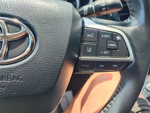 Used 2022 Toyota Highlander XLE image 21