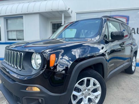 Used 2017 Jeep Renegade Latitude FWD image 3