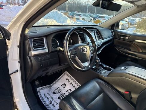 Used 2018 Toyota Highlander XLE image 24
