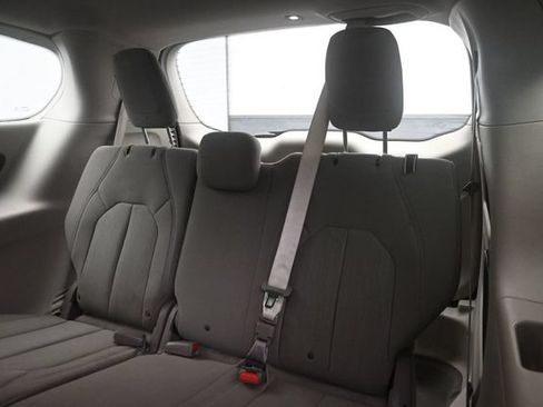 Used 2017 Chrysler Pacifica Touring w/ Tire & Wheel Group FWD image 19