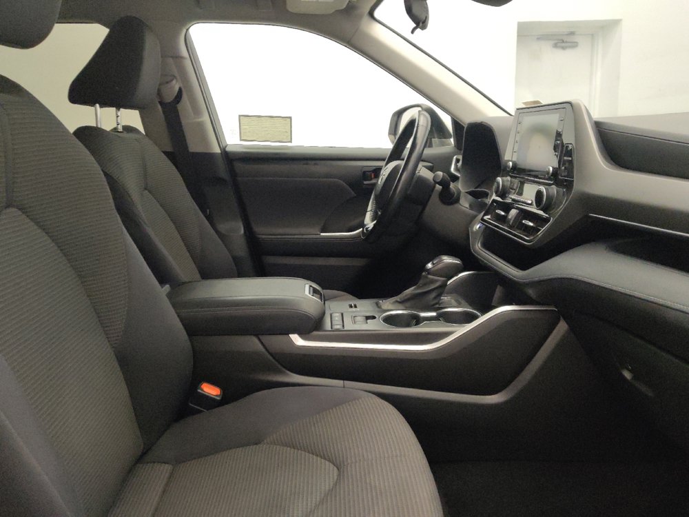 Used 2021 Toyota Highlander LE FWD image 21