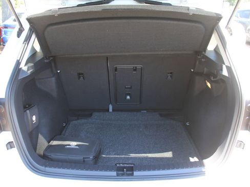 Used 2023 Volkswagen Taos SE w/ Panoramic Sunroof Package FWD image 10