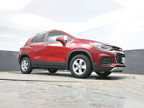 Used 2020 Chevrolet Trax LT w/ Sun & Sound Package AWD/4WD image 31