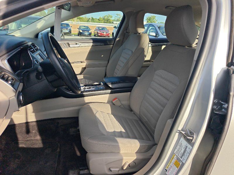 Used 2017 Ford Fusion SE FWD image 9