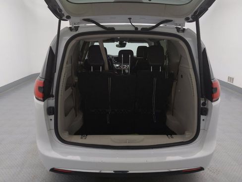 Used 2022 Chrysler Pacifica Touring-L image 29