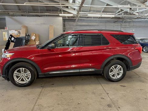 Used 2023 Ford Explorer XLT AWD/4WD image 2