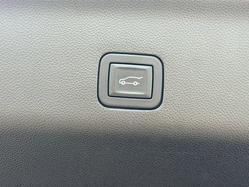 Used 2025 Chevrolet Suburban Z71 AWD/4WD image 13