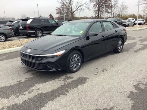 Certified 2025 Hyundai Elantra Blue image 2