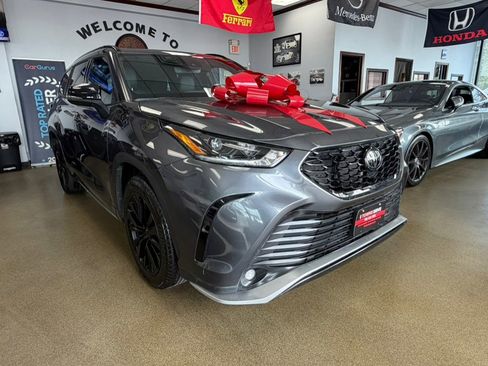 Used 2025 Toyota Highlander XSE AWD/4WD image 3