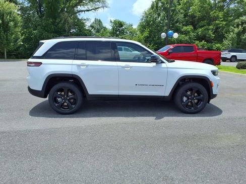 New 2025 Jeep Grand Cherokee Limited w/ Luxury Tech Group II image 3