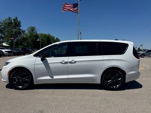 New 2026 Chrysler Pacifica Select FWD image 9