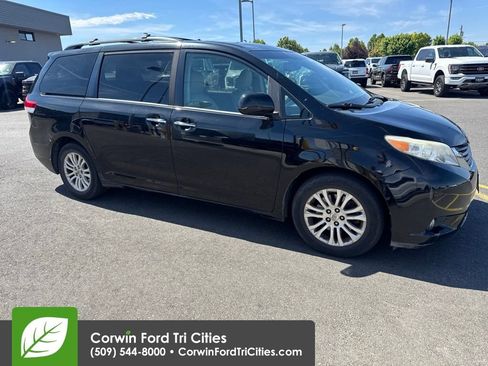 Used 2011 Toyota Sienna XLE w/ XLE Navigation Pkg FWD image 9