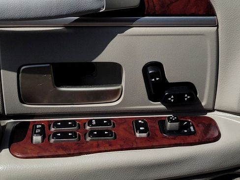 Used 2003 Lincoln Town Car Executive image 24