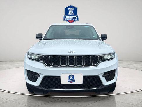 Used 2023 Jeep Grand Cherokee Laredo AWD/4WD image 1