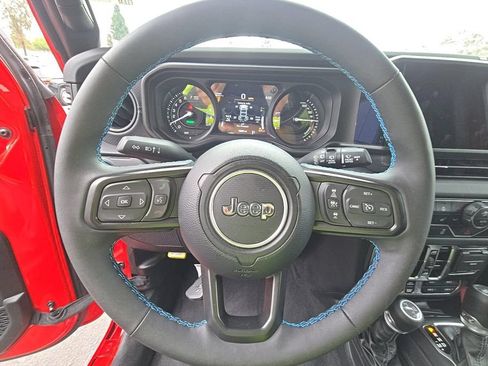 Used 2025 Jeep Wrangler Unlimited Rubicon 4xe w/ Convenience Group AWD/4WD image 3