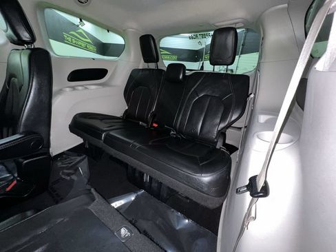 Used 2019 Chrysler Pacifica Touring-L FWD image 26