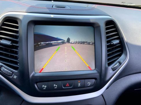 Used 2017 Jeep Cherokee Trailhawk AWD/4WD image 26