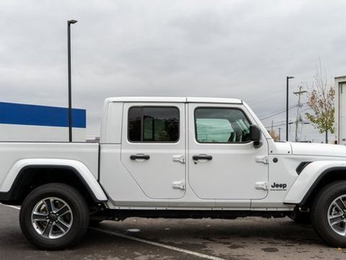 Used 2024 Jeep Gladiator Sport w/ Premium Package image 5