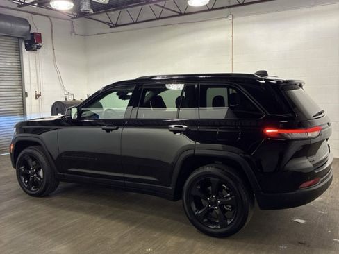 Used 2023 Jeep Grand Cherokee Limited w/ Black Appearance Package image 9