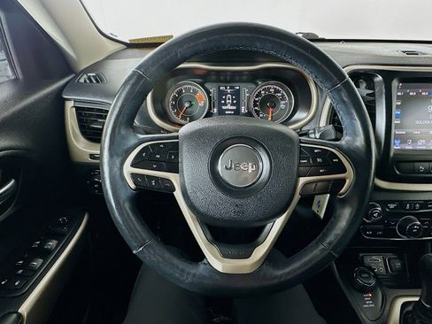 Used 2018 Jeep Cherokee Latitude image 11